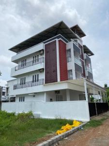 un grand bâtiment avec un rouge et un blanc dans l'établissement FULL moon, à Cochin