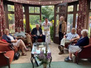 un gruppo di persone seduti in un soggiorno di The Nyton Guesthouse a Ely