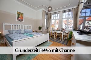 Ліжко або ліжка в номері 12 FEWOs im Jugendstilhaus mit Aufzug, Terrasse, Kingsize-Bett, Smart-TV, etc