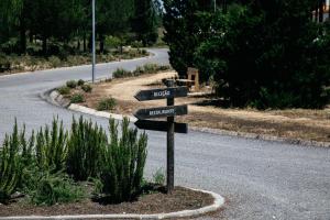 ein Straßenschild an der Seite einer Straße in der Unterkunft Herdade de Montalvo - Comporta in Comporta