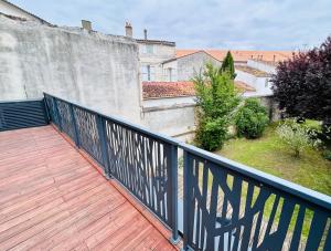 Un balcón o terraza en Le République - Logements avec jardin situés en plein cœur de ville et proche des thermes