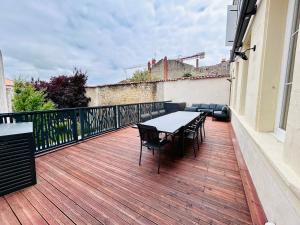 Un balcón o terraza en Le République - Logements avec jardin situés en plein cœur de ville et proche des thermes