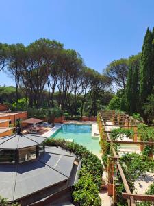 A piscina localizada em Hero's Garden Relais ou nos arredores