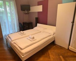 Kama o mga kama sa kuwarto sa Cozy 1 room apartment in Zug