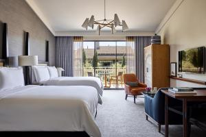 een hotelkamer met 2 bedden en een stoel bij Rosewood Sand Hill in Menlo Park