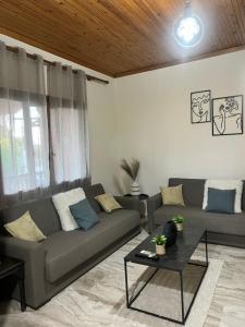 Prostor za sedenje u objektu Beach house with garden sleeps 6