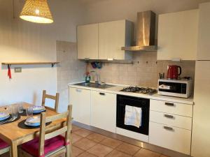 a kitchen with a table and a stove top oven at Casa Express tra Como e Milano in Saronno