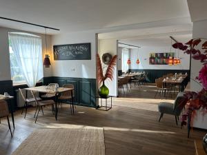 un restaurant avec des tables et des chaises ainsi qu'une salle à manger dans l'établissement DK Hotel Deutscher Kaiser, à Heidelberg