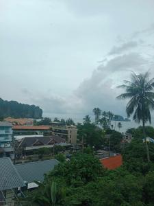 uma cidade com uma palmeira no fundo em Aonang Inn em Cidade de Krabi