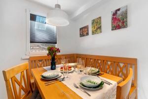 comedor con mesa de madera y sillas en Zur Stadtmama, en Endingen am Kaiserstuhl