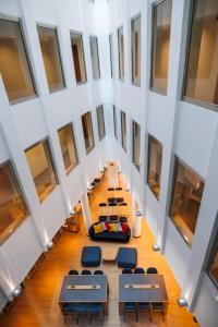 an overhead view of a room with tables and chairs at Hotel Logroño in Logroño