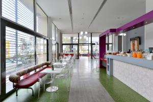 מסעדה או מקום אחר לאכול בו ב-Airotel Patras Smart Hotel