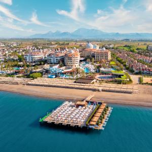 uma vista aérea de uma praia e de um resort em Kirman Belazur Resort & Spa em Belek