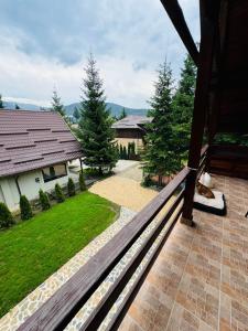 - une vue depuis le balcon d'une maison dans l'établissement Ollie's Mountain Chalet, à Buşteni