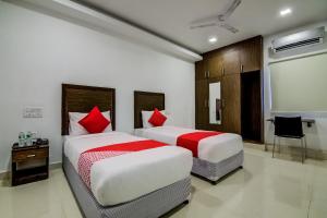 Giường trong phòng chung tại Super Hotel O Jayam Residency - Urapakkam