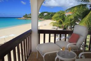 d'un balcon avec des chaises et une vue sur la plage. dans l'établissement Carimar Beach Club, à Meads Bay