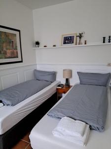 two beds sitting next to each other in a room at Harzgeist in Goslar