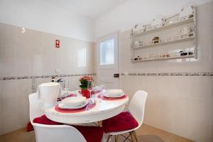 mesa de comedor blanca con sillas blancas, mesa y sillón en Páteo da Várzea 4, en Colares