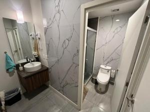 La salle de bains est pourvue d'une douche, de toilettes et d'un lavabo. dans l'établissement Departamento inteligente de lujo en Solares, à Guadalajara