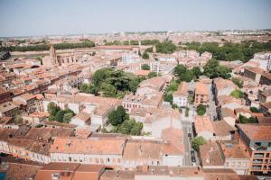 Daireden çekilmiş Toulouse şehrinin genel bir manzarası veya şehir manzarası