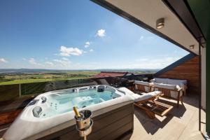 een jacuzzi op het balkon van een huis bij Vila Vinkomir in Kutjevo