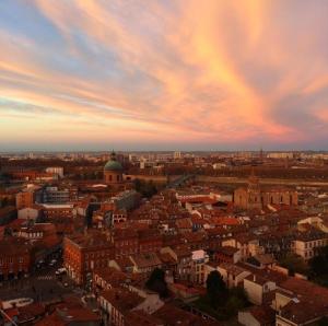 Daireden çekilmiş Toulouse şehrinin genel bir manzarası veya şehir manzarası