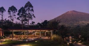 a building with a mountain in the background at Bobocabin Gunung Rinjani, Lombok in Sembalun Lawang