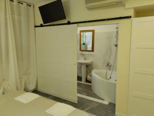 bagno con doccia, vasca e lavandino di Hotel Internazionale a Montecatini Terme