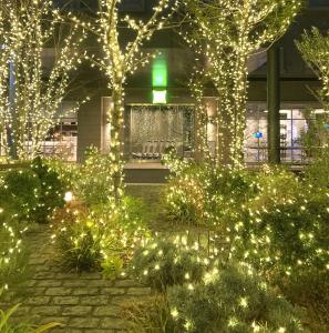 einen Garten mit Weihnachtslichtern in einem Gebäude in der Unterkunft ibis Styles Tokyo Bay in Urayasu