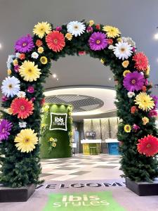 einen großen Blumenbogen mit Blumen in einem Gebäude in der Unterkunft ibis Styles Tokyo Bay in Urayasu