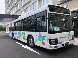 Ein weißer Bus steht auf einer Straße. in der Unterkunft ibis Styles Tokyo Bay in Urayasu