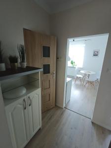 een keuken met een deur naar een eetkamer bij relax apartament in Skarżysko-Kamienna