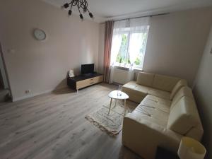 een woonkamer met een bank en een tafel bij relax apartament in Skarżysko-Kamienna