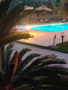 - une vue sur la piscine la nuit dans l'établissement Villa Marianna, à Alghero