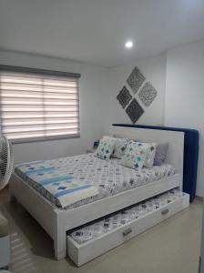 Tempat tidur dalam kamar di 303 El Rodadero, Apartamento Familiar , piscina , parqueadero