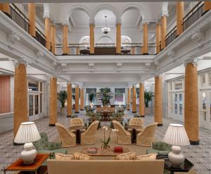 eine große Lobby mit Sofas und Tischen in der Unterkunft Capital Hotel in Little Rock