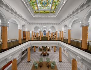 ein Bild der Lobby eines Gebäudes mit einer Buntglasdecke in der Unterkunft Capital Hotel in Little Rock