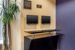 Телевизор и/или развлекательный центр в Best Western Plus Newark Airport West