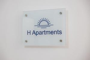 Un certificat, premiu, logo sau alt document afișat la H Apartments