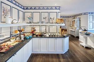 Dapur atau dapur kecil di Lindner Hotel Sylt