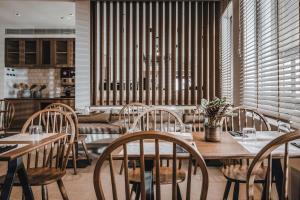 een eetkamer met houten tafels en stoelen bij Planos Hotel in Zakynthos