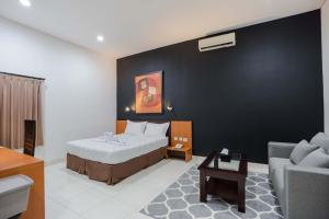 een slaapkamer met een bed en een zwarte muur bij Jambuluwuk Residence Menteng in Jakarta