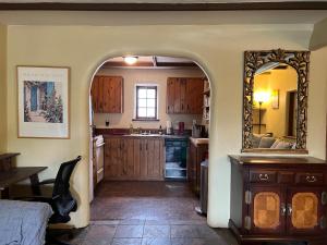 cocina con espejo y lavabo en Casa Del Sol, en Santa Fe