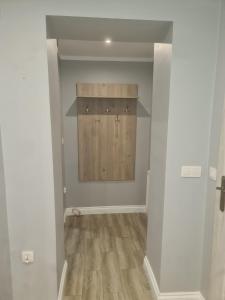 une pièce vide avec une porte en bois dans le mur dans l'établissement Apartament mieszkanie do wynajęcia Nicola, à Wałbrzych