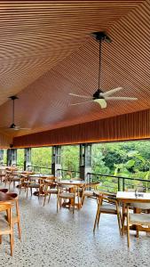 une rangée de tables et de chaises dans une cafétéria dans l'établissement Citrus-House com Hotel, à Bogor