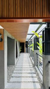 - un couloir dans un bâtiment doté d'un plafond en bois dans l'établissement Citrus-House com Hotel, à Bogor