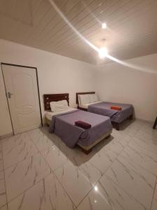 Tempat tidur dalam kamar di Kasuba Apartments