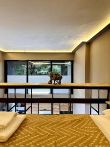 1 dormitorio con cama y ventana grande en Villa Anastasia, en Atenas