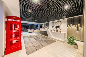 a room with a red phone booth and a red telephone box at Intercity Hotel Istanbul Airport in Arnavutköy