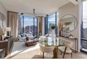 een woonkamer met een glazen tafel en witte stoelen bij Stunning views of Manhattan in New York